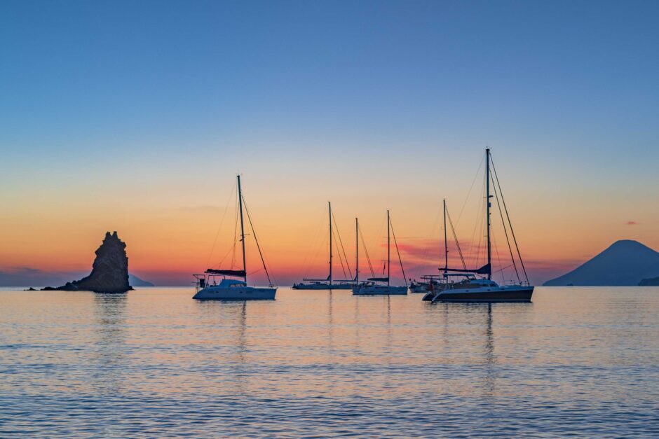 eolie-barca-hotel-pinnata-lipari.jpg