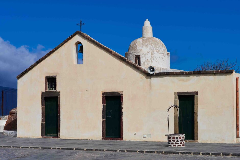 chiesa-vecchia-quattropani-lipari-hotel-pinnata.jpg