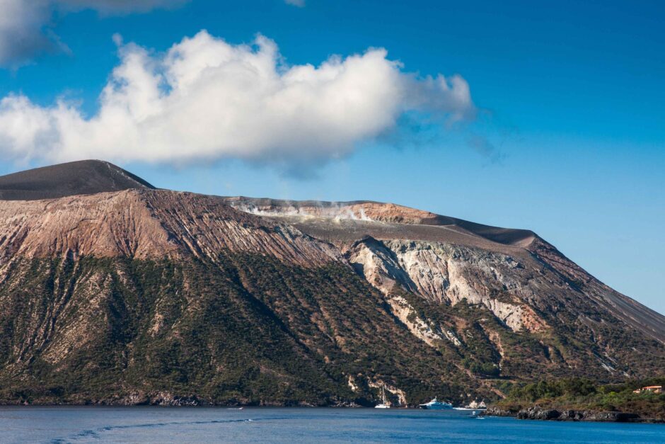 vulcano-eolie-grotta-del-cavallo-hotel-pinnata-lipari.jpg