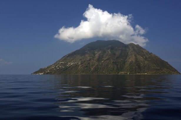 spiaggia-bazzina-alicudi-hotel-pinnata-lipari.jpg