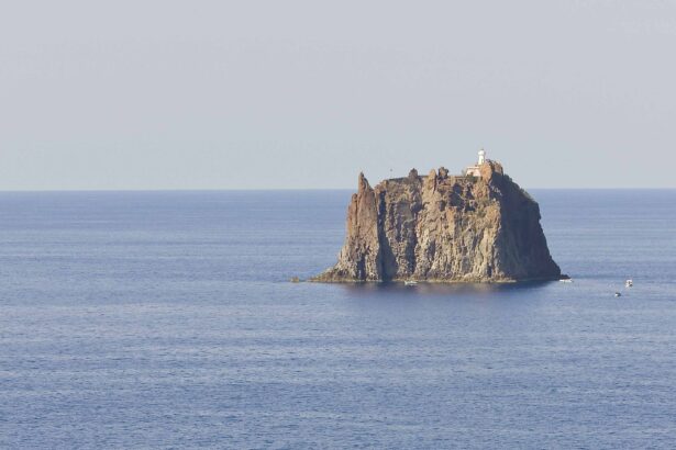 strombolicchio-isole-eolie-hotel-pinnata-lipari.jpg