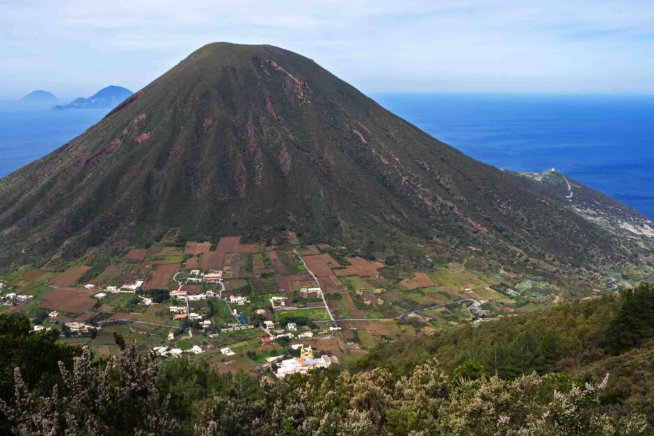 valdichiesa-salina-autnno-hotel-pinnata-lipari.jpg