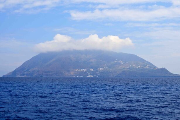 scoglio-della-fortuna-filicudi-hotel-pinnata-lipari.jpg