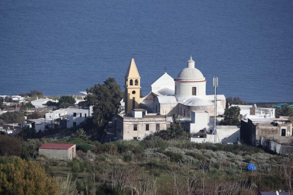 chiesa-san-vincenzo-stromboli-hotel-pinnata-lipari.jpg