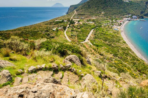 trekking-filicudi-primavera-eolie-hotel-pinnata-lipari.jpg