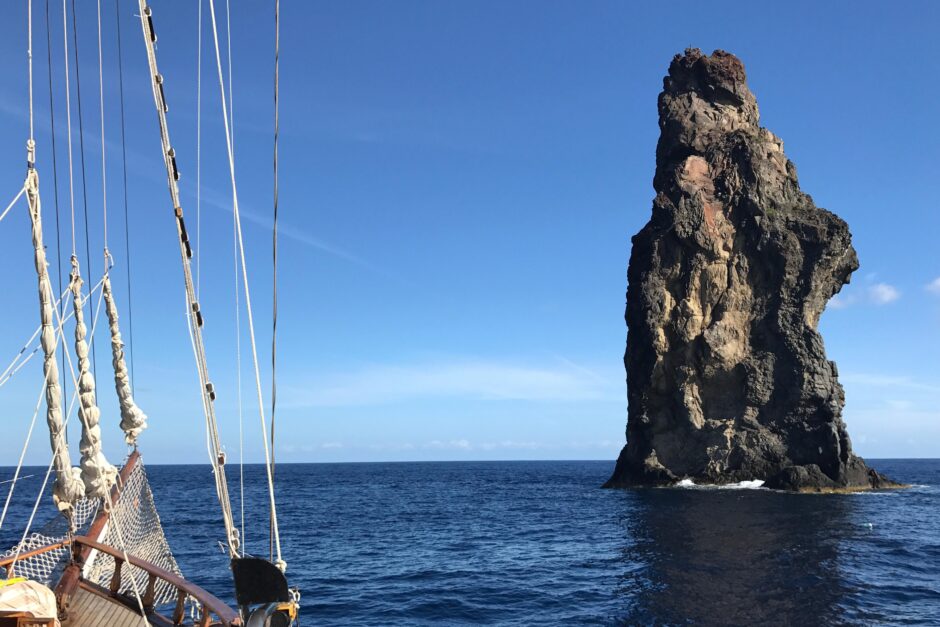 faraglione-la-canna-da-vedere-a-filicudi-hotel-pinnata-lipari.jpg